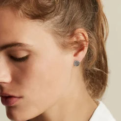 Shell studs